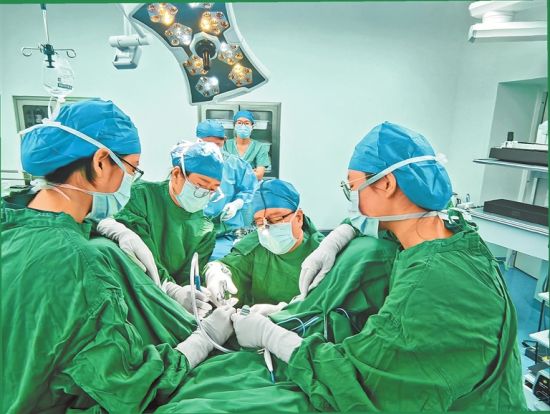 复旦大学附属妇产科医院妇科专家张旭垠同郑大三附院妇科团队正在为患者手术。 王朝昕 摄 复旦大学附属妇产科医院妇科专家张旭垠同郑大三附院妇科团队正在为患者手术。 王朝昕 摄