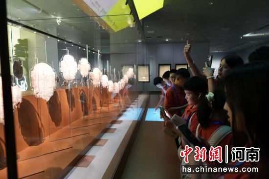 2025年7月20日,暑期研学团走进河南安阳殷墟博物馆,参观“刻辞卜甲”。 张楠 摄 2025年7月20日,暑期研学团走进河南安阳殷墟博物馆,参观“刻辞卜甲”。 张楠 摄