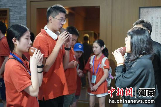 2025年7月21日,暑期研学团青少年学习吹奏黄河泥埙。 张楠 摄 2025年7月21日,暑期研学团青少年学习吹奏黄河泥埙。 张楠 摄