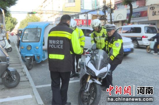 图为执法人员在清理乱停乱放车辆。 图为执法人员在清理乱停乱放车辆。