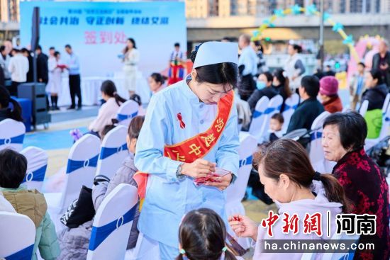 图为工作人员向市民赠送红丝带。 图为工作人员向市民赠送红丝带。
