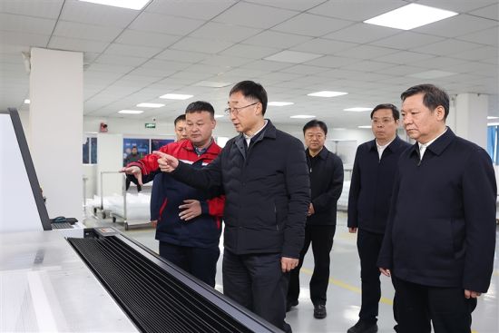 11月30日,省委书记刘宁到位于上蔡县的河南兰迪光电科技有限公司,调研县域主导产业发展情况。记者 董亮 摄 11月30日,省委书记刘宁到位于上蔡县的河南兰迪光电科技有限公司,调研县域主导产业发展情况。记者 董亮 摄