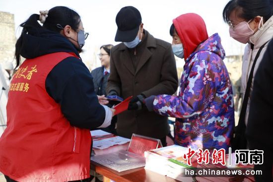 图为工作人员为群众提供法律咨询。鼓楼区委宣传部供图 图为工作人员为群众提供法律咨询。鼓楼区委宣传部供图