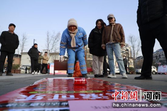 图为群众参与趣味互动。鼓楼区委宣传部供图 图为群众参与趣味互动。鼓楼区委宣传部供图