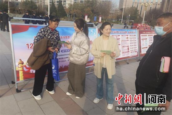 图为工作人员向群众讲解宣传手册内容。 图为工作人员向群众讲解宣传手册内容。