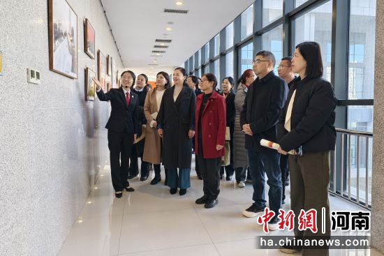 ͼΪ����ίԱ�ι۵�Ա����ġ��������Ժ����Ѳ�ط�ͥ��ͼ