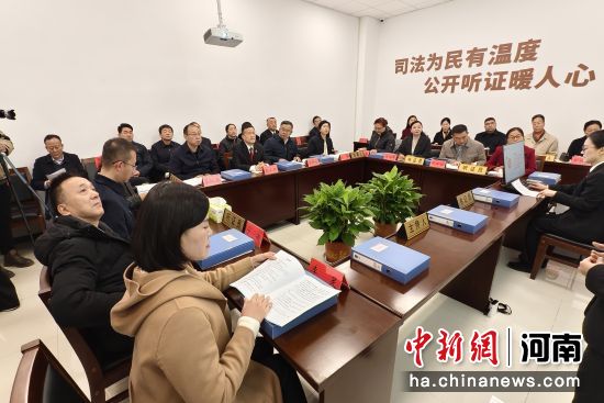 ͼΪ����ίԱ�ι���֤�ҡ��������Ժ����Ѳ�ط�ͥ��ͼ