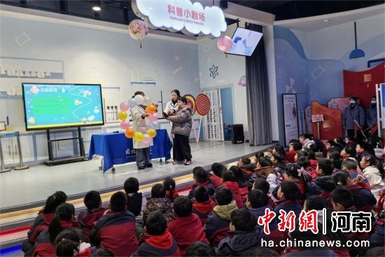 图为学生在学习科学课程。 图为学生在学习科学课程。