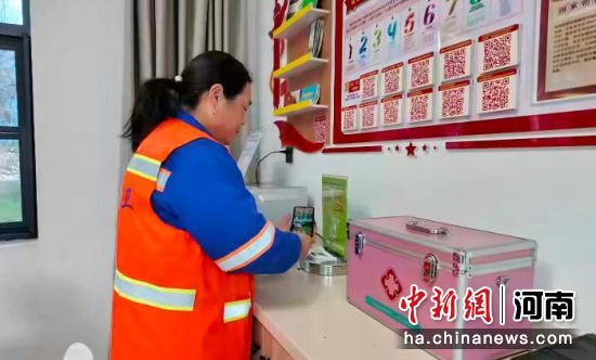 图为户外工作者在城市驿站休憩充电。郑州市城市管理局供图 图为户外工作者在城市驿站休憩充电。郑州市城市管理局供图