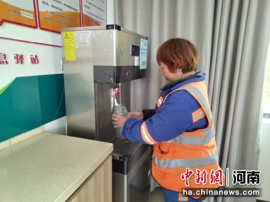图为户外工作者在城市驿站避寒接热水。郑州市城市管理局供图 图为户外工作者在城市驿站避寒接热水。郑州市城市管理局供图
