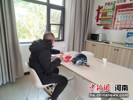 图为户外工作者在城市驿站休憩用餐。郑州市城市管理局供图 图为户外工作者在城市驿站休憩用餐。郑州市城市管理局供图