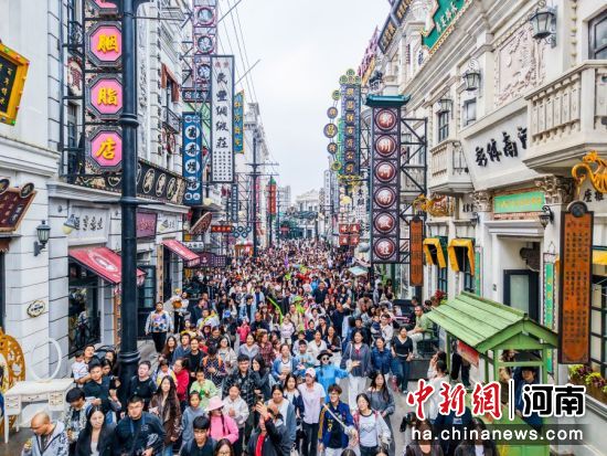 图为游客在建业电影小镇参观。 图为游客在建业电影小镇参观。