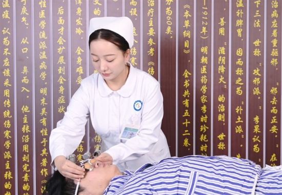 焦作市中医院医护人员为患者做眼部核桃灸。王英 摄 焦作市中医院医护人员为患者做眼部核桃灸。王英 摄