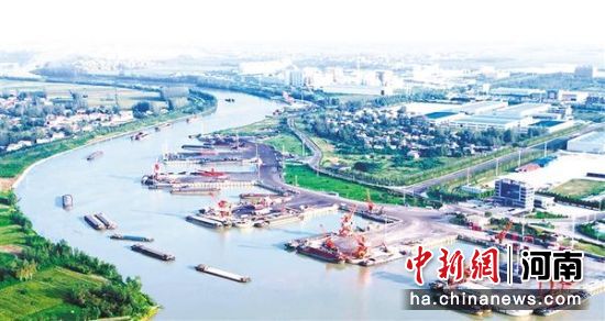 鸟瞰周口港范营作业区。 鸟瞰周口港范营作业区。