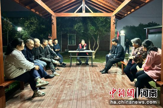 图为东风路街道丰华街社区积极召集小区居民代表、特种设备相关单位商讨电梯问题。中牟新区党工委宣传部供图 图为东风路街道丰华街社区积极召集小区居民代表、特种设备相关单位商讨电梯问题。中牟新区党工委宣传部供图