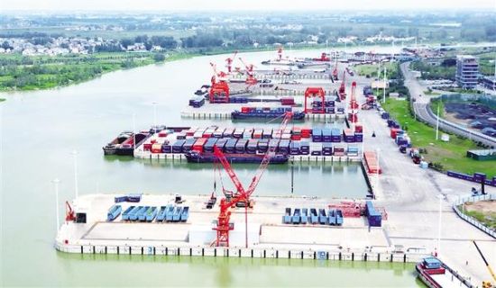 繁忙的周口港范营作业区。 繁忙的周口港范营作业区。