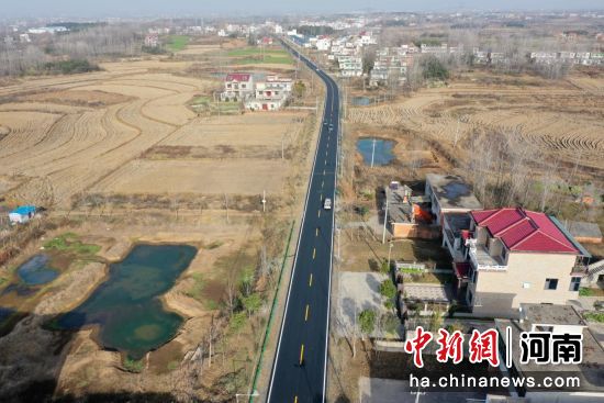 图为优化升级的农村公路。 图为优化升级的农村公路。