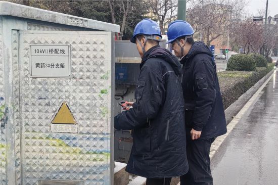 图为工作人员在巡视配电设备。 图为工作人员在巡视配电设备。