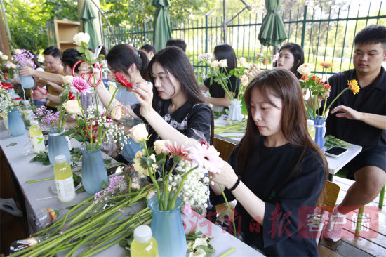 �����¶����������Ա������æµ֮��������ĸ��ܰ����¶�