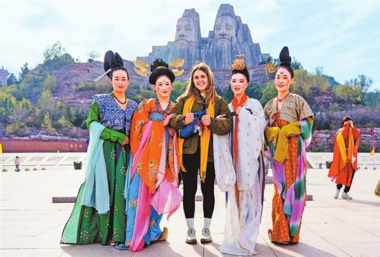 ����ο���֣�ݻƺ��Ļ���԰�����ź������й��οͺ�Ӱ���֣�ݻƺ��Ļ���԰��ͼ