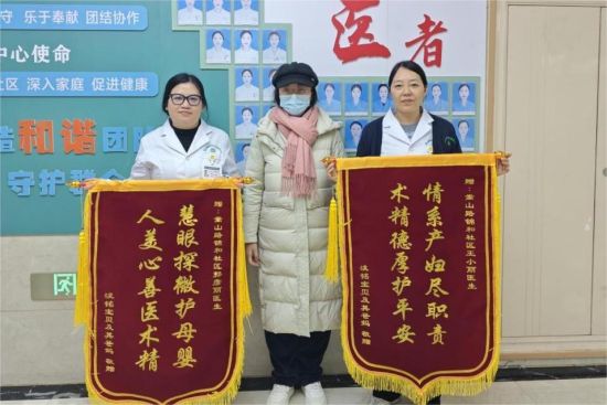 图为陈女士向王小丽和郭彦丽赠送锦旗。 图为陈女士向王小丽和郭彦丽赠送锦旗。