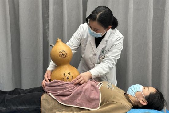 ͼΪҽ����ԱΪ���ػ�������«�����ơ�