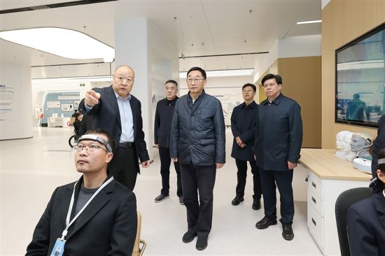 十二月二十四日,省委书记刘宁到位于安阳市内黄县的河南翔宇医疗设备股份有限公司,了解相关康复医疗产品应用情况。记者 董亮 摄 十二月二十四日,省委书记刘宁到位于安阳市内黄县的河南翔宇医疗设备股份有限公司,了解相关康复医疗产品应用情况。记者 董亮 摄