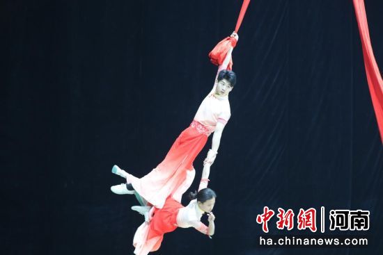 图为金妙组合表演绸吊。 图为金妙组合表演绸吊。