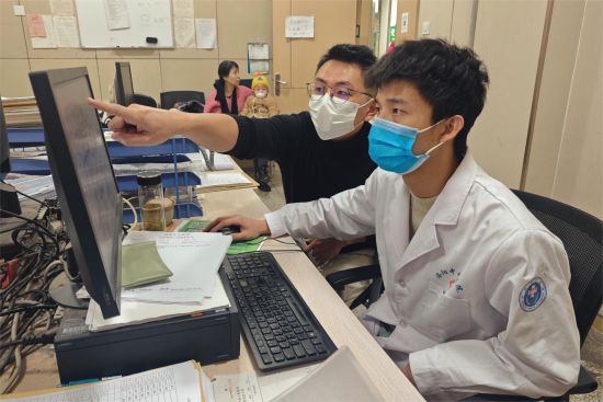 图为医护人员学习39AI辅助诊断技能。 图为医护人员学习39AI辅助诊断技能。