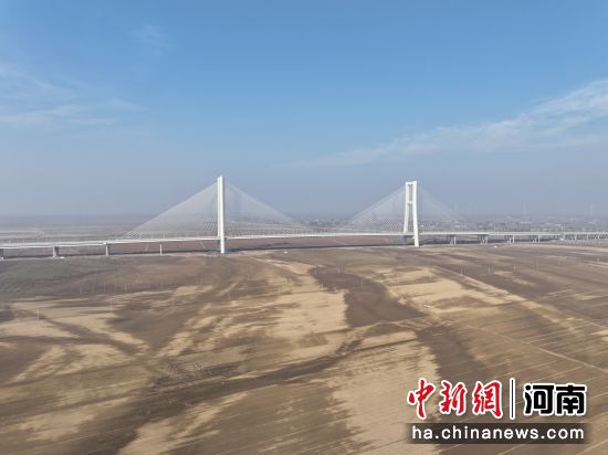 图为安罗高速黄河特大桥。 图为安罗高速黄河特大桥。