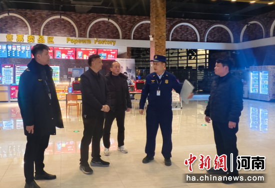 图为联合检查组向经营者普及相关法律法规。 图为联合检查组向经营者普及相关法律法规。