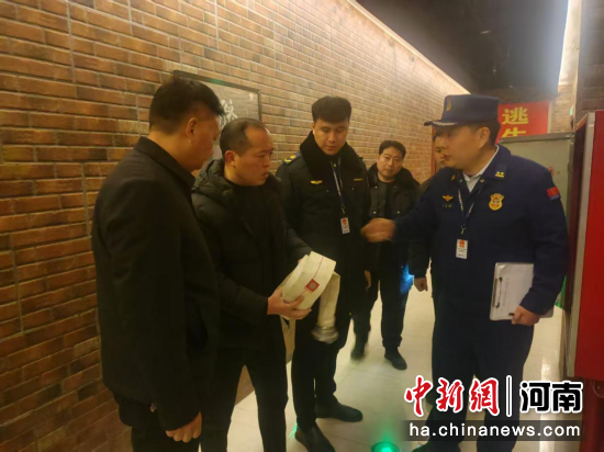 图为执法人员对经营场所的消防设施进行检查。 图为执法人员对经营场所的消防设施进行检查。