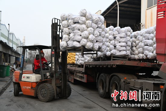 工人们在运送物料。 工人们在运送物料。