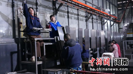 工人们在开足马力赶订单。 工人们在开足马力赶订单。