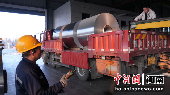 工人们在运送铝板带。 工人们在运送铝板带。