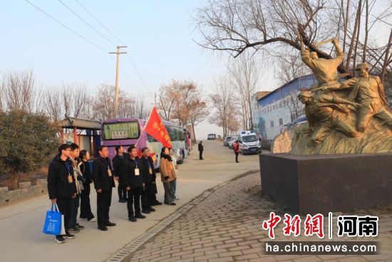 图为考察团成员了解化寨村红色历史。 图为考察团成员了解化寨村红色历史。