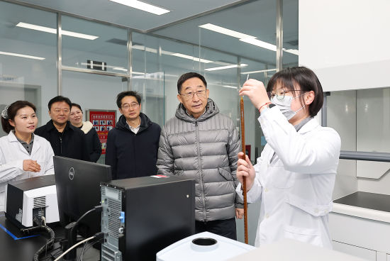 1月11日,省委书记刘宁到焦作丽珠合成制药有限公司,调研生物医药产业发展情况。记者董亮摄 1月11日,省委书记刘宁到焦作丽珠合成制药有限公司,调研生物医药产业发展情况。记者董亮摄