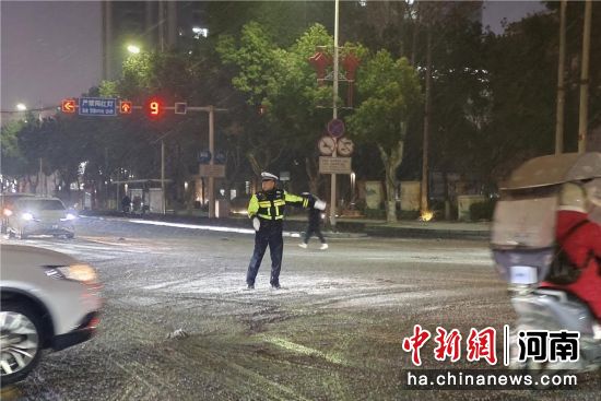 图为交警在风雪中疏导交通。固始县公安局供图 图为交警在风雪中疏导交通。固始县公安局供图