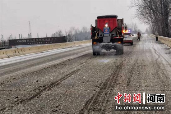 图为除雪撒布机在撒布融雪剂。固始县公路事业发展中心供图 图为除雪撒布机在撒布融雪剂。固始县公路事业发展中心供图