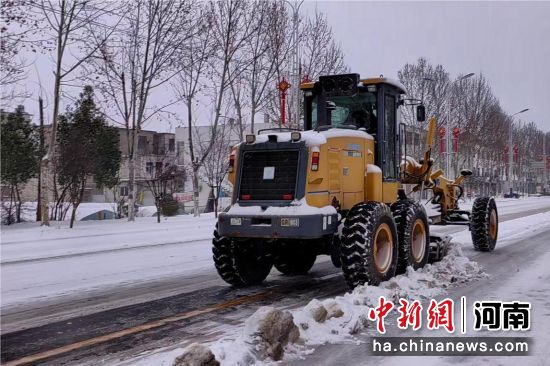图为机械车辆上路铲冰除雪。固始县公路事业发展中心供图 图为机械车辆上路铲冰除雪。固始县公路事业发展中心供图