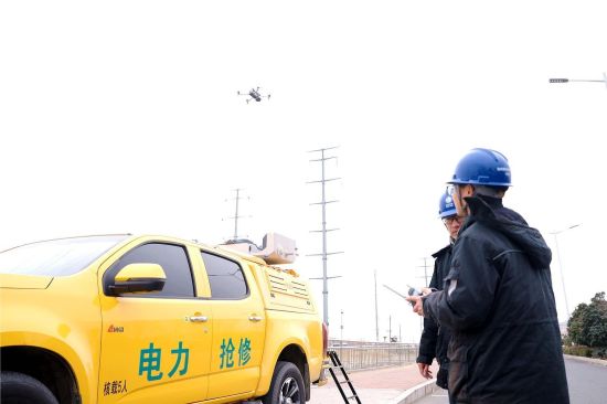 ͼΪ��ά��Ա�ڲٿ����˻���չ��·Ѳ����ҵ��