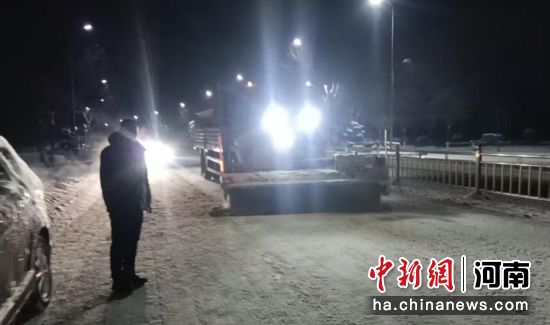 ͼΪ������Ա�ڽ��г�ѩ��ҵ��������ί��������ͼ