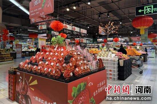 图为市民在超市选购商品。 图为市民在超市选购商品。