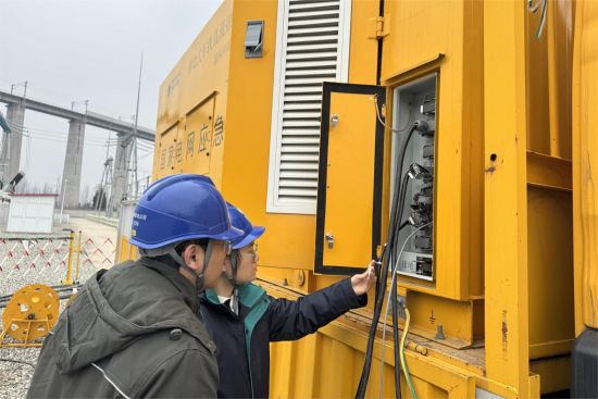 图为工作人员在开展融冰作业。 图为工作人员在开展融冰作业。