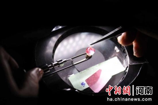 ͼΪ����ʦ��ĥ������ʯ���ܷ���ҵ��ͼ