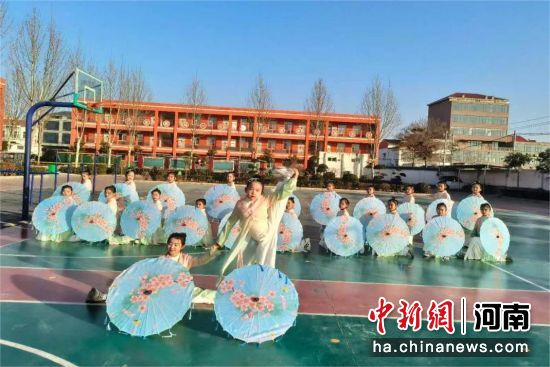 ͼΪѧ���ֳ���ֽɡ���ｭ�����ϡ���ׯСѧ��ͼ