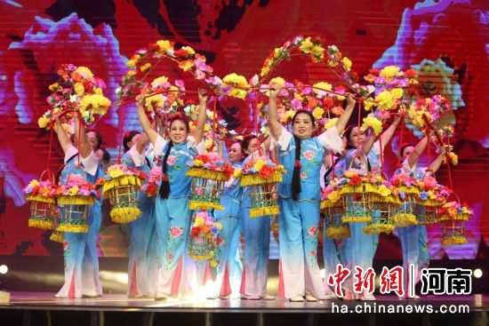 图为《花挑欢歌赞盛世》舞台现场。 图为《花挑欢歌赞盛世》舞台现场。