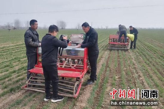 ͼΪũ����Ա����ũ������С��׷�ʼ��ɡ�