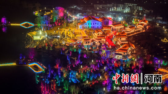 图为灯会现场。王泽芳 摄 图为灯会现场。王泽芳 摄