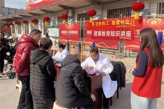 图为义诊现场。 图为义诊现场。